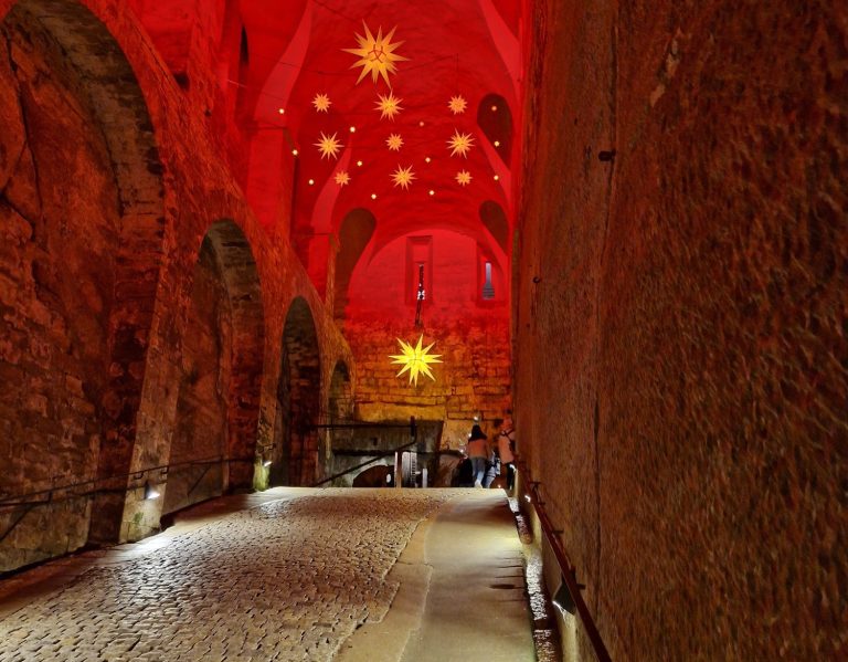 Aufgang Festung Königsstein weihnachtlich beleuchteter Aufgang