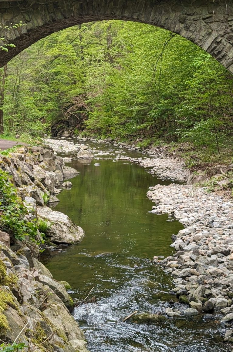 Brückenbogen Fluss unter Brückenbogen